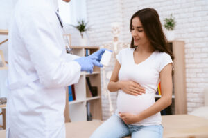 A doctor talking to a pregnant woman about managing gestational diabetes
